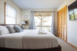 4 bedrooms, iron/ironing board, WiFi, bed sheets - 1-Min walk to Beach! Ocean Views, Hot Tub (Corolla)