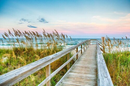 1-Min walk to Beach! Ocean Views, Hot Tub
