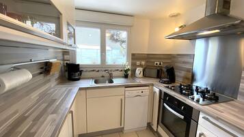 Réfrigérateur, micro-ondes, four, plaque de cuisson