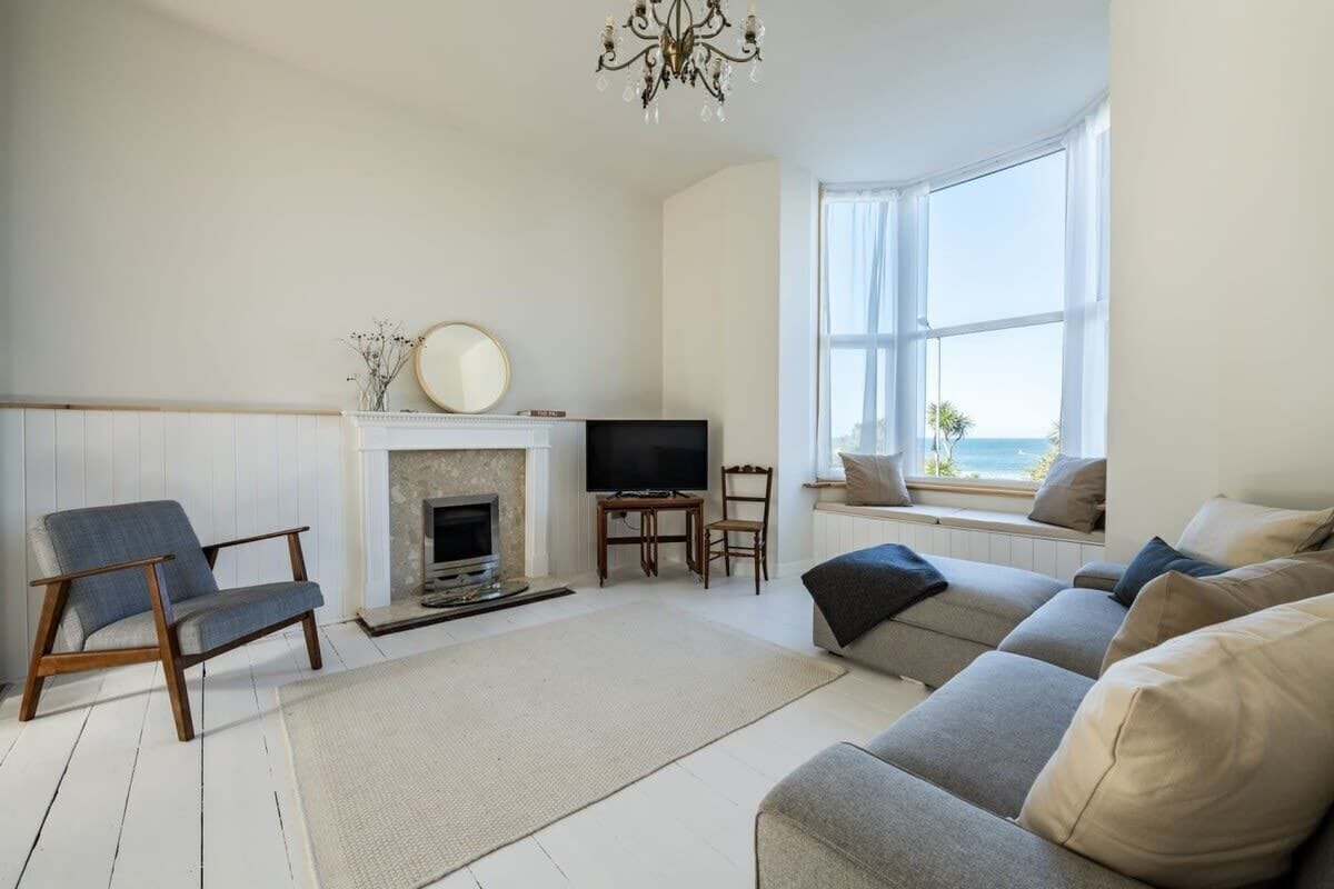 Spacious House, Sea Views Opposite Beach - Newquay