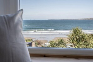 On the beach - Spacious House w/ Sea Views Opposite Beach (Newquay)