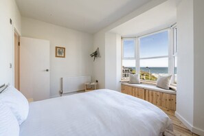 6 bedrooms, desk, iron/ironing board, travel crib