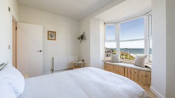 6 bedrooms, desk, iron/ironing board, travel crib