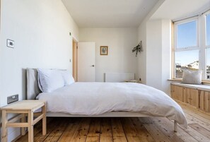 6 bedrooms, desk, iron/ironing board, travel crib - Spacious House w/ Sea Views Opposite Beach (Newquay)