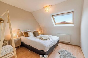 2 bedrooms, soundproofing, WiFi, bed sheets