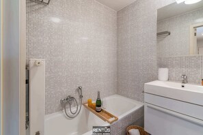 Een bad, gratis toiletartikelen, een haardroger, handdoeken