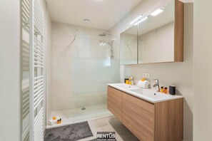 Dusche, Haartrockner, Handtücher