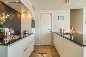 Een koelkast, een microgolfoven, een oven, een kookplaat