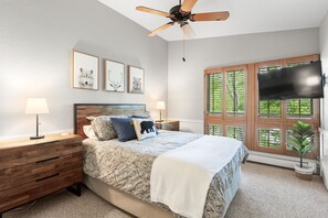 2 bedrooms, internet, bed sheets - Updated 2BR in the heart of Dillon! Walk right across the street to the Amphithe (Dillon)