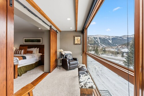 Modern 3BR Townhome, 100 Yards to the American Flyer Chair!