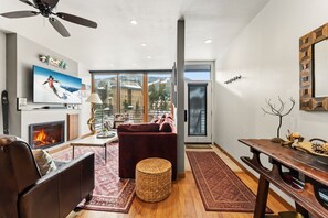 Televisión y chimenea 