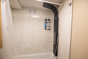 Hair dryer, bidet, towels, soap - Cozy Condo in St-Roch Downtown Quebec (Québec)