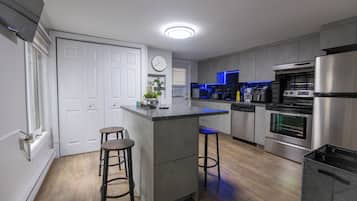 冰箱、微波炉、烤箱、炉灶