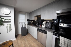 Fridge, microwave, oven, stovetop - Cozy Condo in St-Roch Downtown Quebec (Québec)