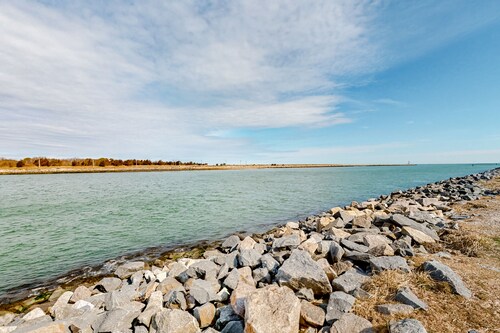 Inviting abode near the canal with a wood-burning fireplace, grill, & W/D