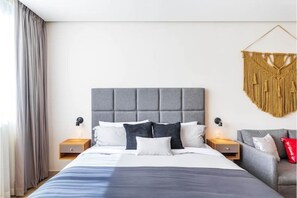Coffres-forts dans les chambres, bureau, fer et planche à repasser
