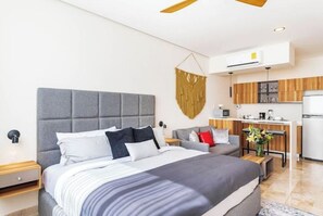 Caja de seguridad en la habitación y escritorio