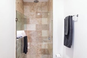 Dusche, Haartrockner, Handtücher, Seife