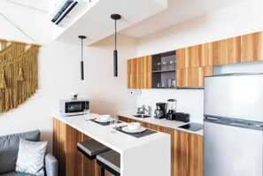 Refrigerador, microondas, parrilla de estufa y cafetera y tetera 