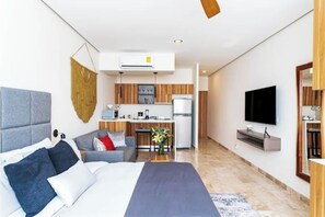 Cofres nos quartos, escrivaninha, ferros/tábuas de passar roupa