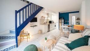 Un appartement moderne comprenant une cuisine, un coin repas et un salon.