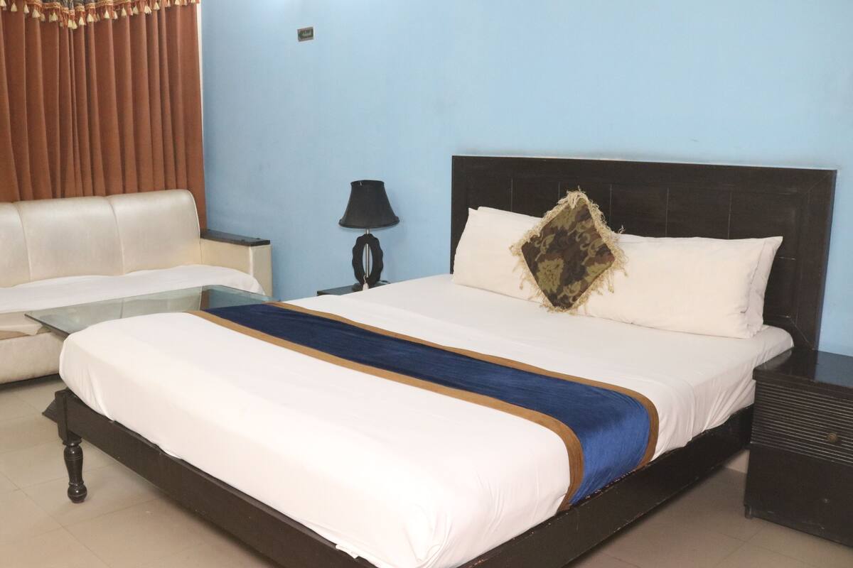 Deluxe Single Room | Iron/ironing board, WiFi (free)