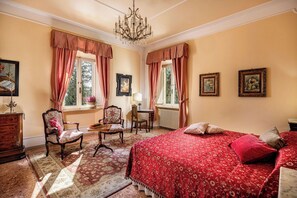 7 bedrooms, desk, iron/ironing board, travel crib