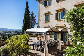 Outdoor dining - Beautiful private villa with WIFI, A/C, private pool, patio and panoramic view, close to Siena (Poggibonsi)