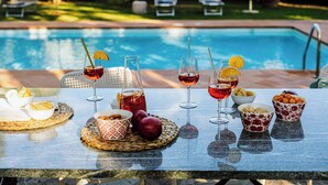 A poolside table with drinks, snacks, and a view of the pool. - Wonderful private villa with WIFI, A/C, private pool, patio and panoramic view, close to Siena (Poggibonsi)