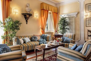 Living area - Beautiful private villa with WIFI, A/C, private pool, patio and panoramic view, close to Siena (Poggibonsi)