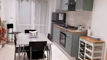 Kühlschrank, Ofen, Herdplatte, Wasserkocher mit Kaffee-/Teezubehör