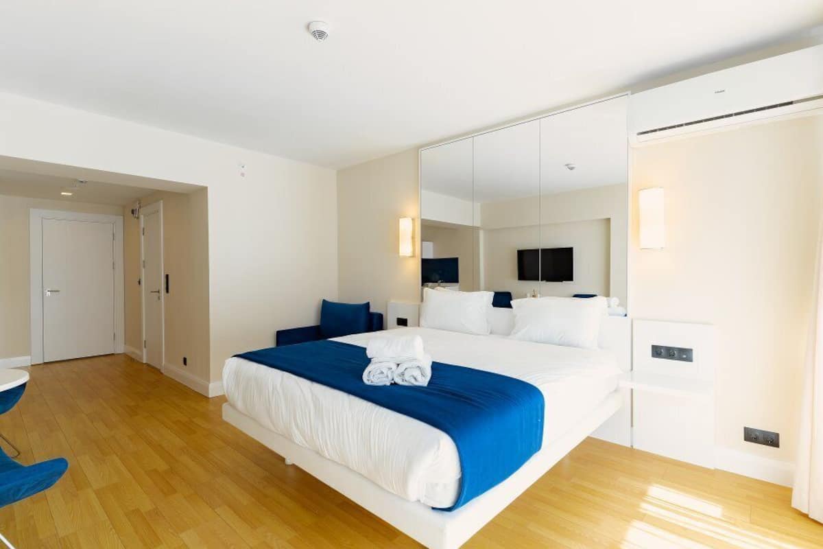 Suíte estúdio real, 1 cama King, vista para o mar | Área de estar | Smart TV 40 polegadas com canais digitais, TV