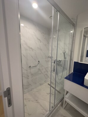 Kombinert dusj/badekar, designertoalettartikler, h årføner og håndklær