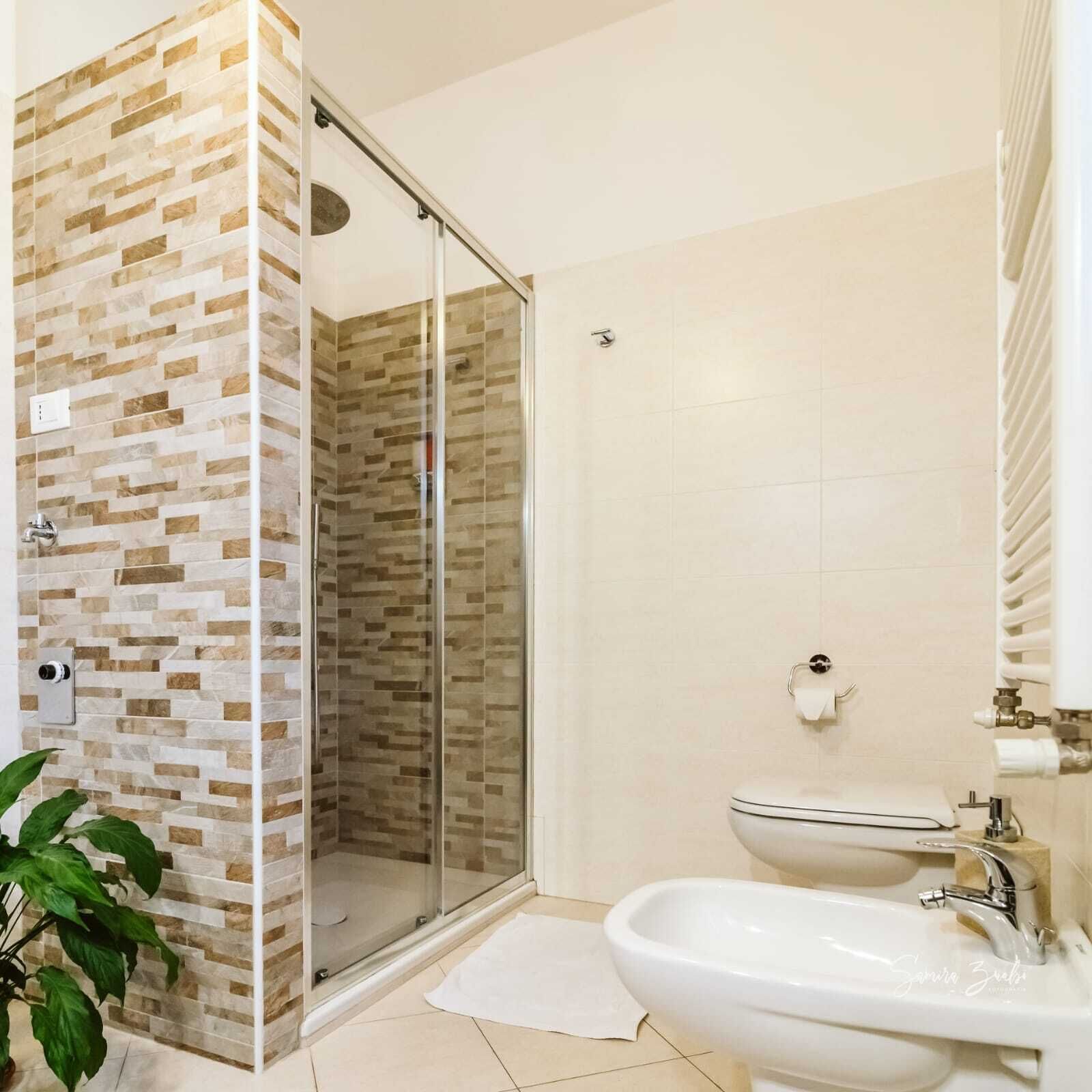 Habitación familiar, 1 habitación, no fumadores, baño privado | Baño | Artículos de higiene personal gratuitos, suelo radiante y toallas