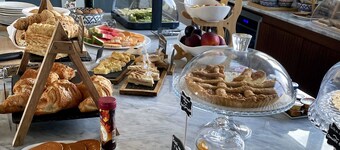 CasAunoE Boutique Hotel