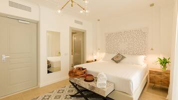 Deluxe-værelse | Dundyner, gratis minibar, pengeskab på værelset, skrivebord