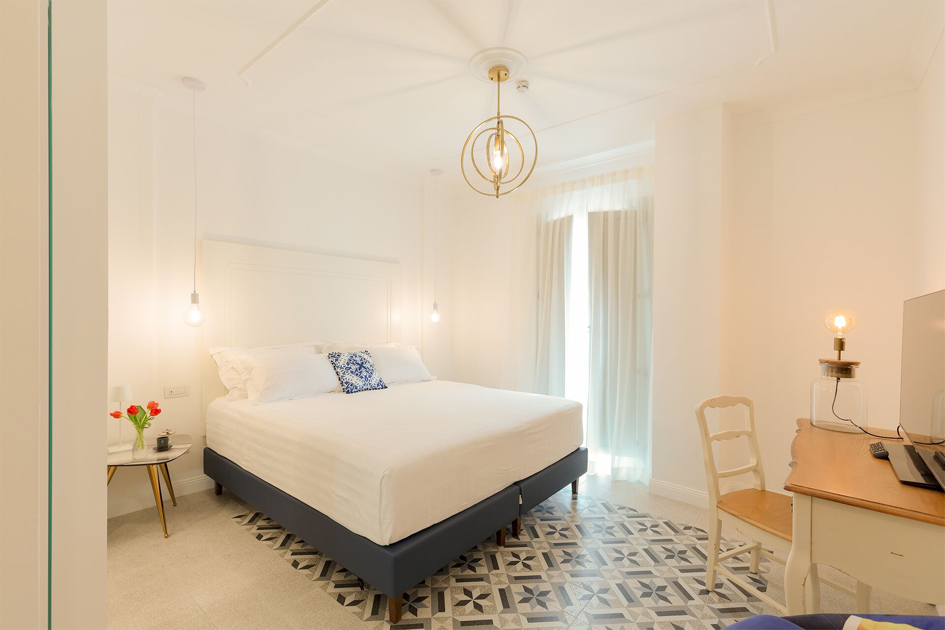 Phòng tiện nghi đơn giản | Chăn bông, minibar với thức uống miễn phí, két bảo mật tại phòng, bàn 