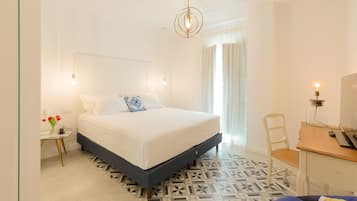 Phòng tiện nghi đơn giản | Chăn bông, minibar với thức uống miễn phí, két bảo mật tại phòng, bàn