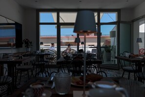 Café da manhã com buffet grátis todos os dias