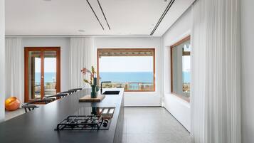 Signature Villa | Dapur peribadi | Peti sejuk/penyejuk beku saiz penuh, ketuhar gelombang mikro, ketuhar