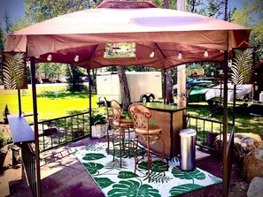 Outdoor dining - Unique and charming, exquisitely themed Log Cabin (Hamilton)
