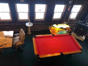 Game room - Unique and charming, exquisitely themed Log Cabin (Hamilton)