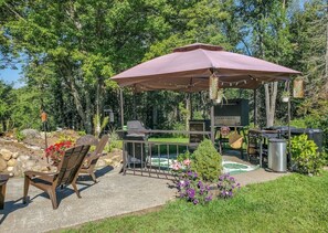 Outdoor dining - Unique and charming, exquisitely themed Log Cabin (Hamilton)