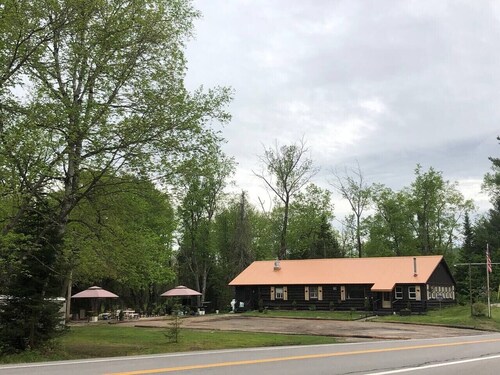 Unique and charming, exquisitely themed Log Cabin