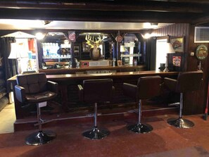 Bar (on property) - Unique and charming, exquisitely themed Log Cabin (Hamilton)