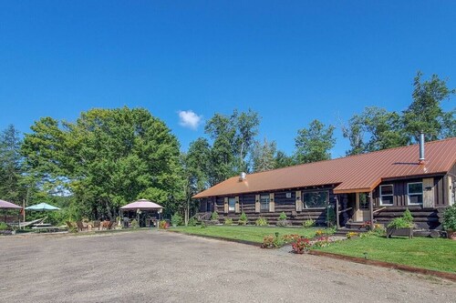 Unique and charming, exquisitely themed Log Cabin