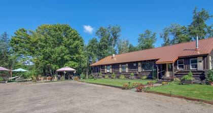 Unique and charming, exquisitely themed Log Cabin