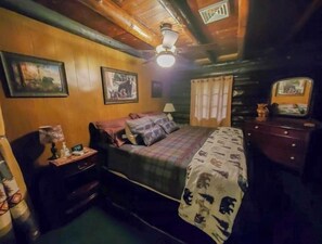 3 bedrooms, free WiFi, bed sheets - Unique and charming, exquisitely themed Log Cabin (Hamilton)
