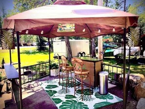 Outdoor dining - Unique and charming, exquisitely themed Log Cabin (Hamilton)
