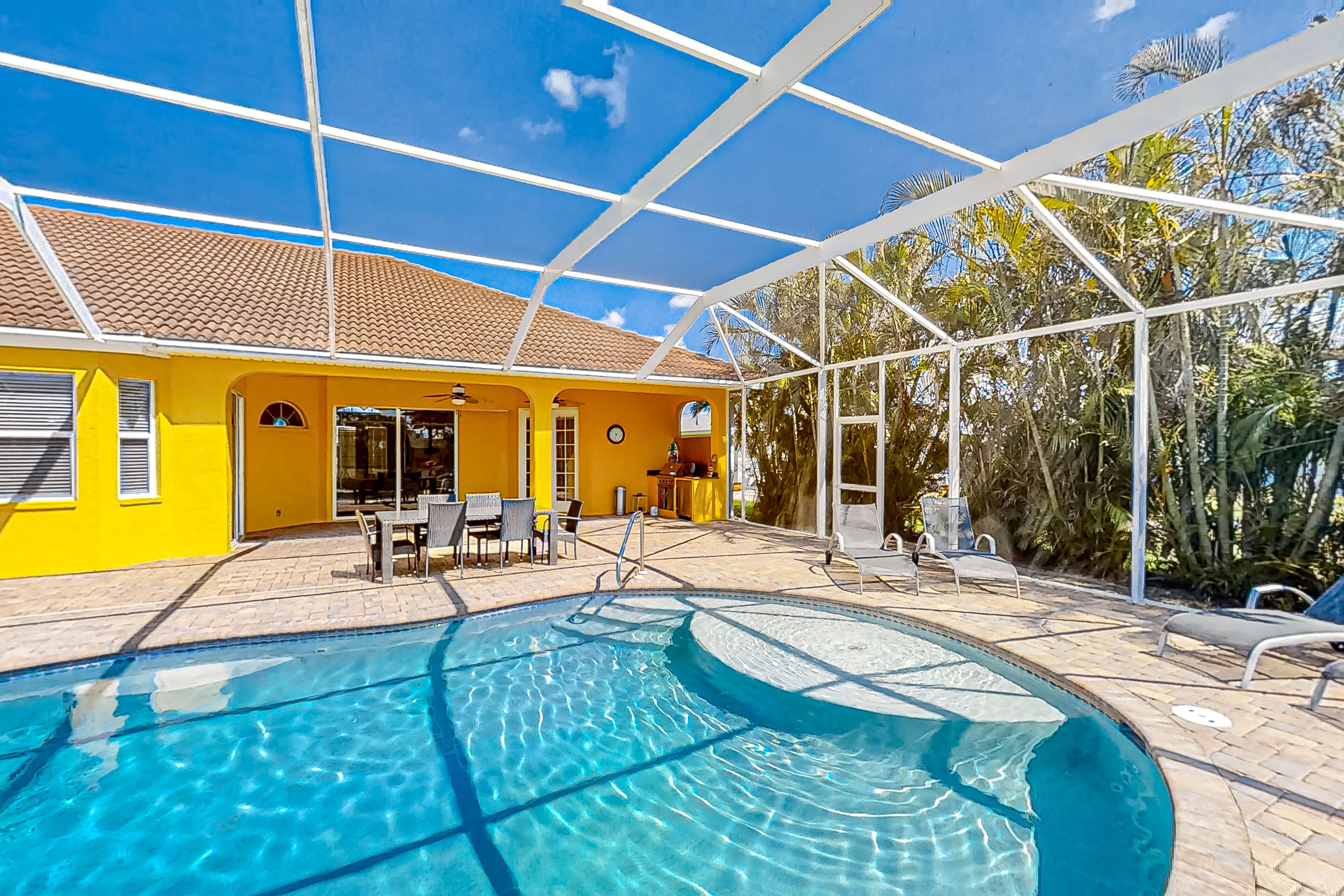 حمّام سباحة مُدفَّأ